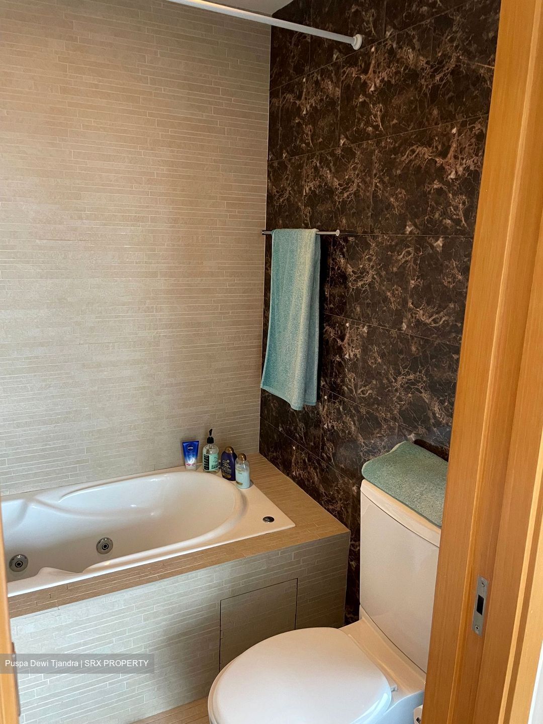Queensway (D10), Condominium #408607191